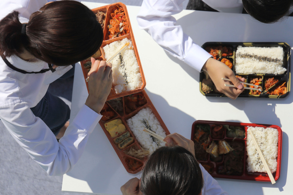 도시락 먹는 모습