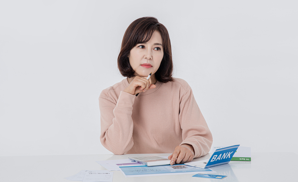 고민하는 소상공인의 모습